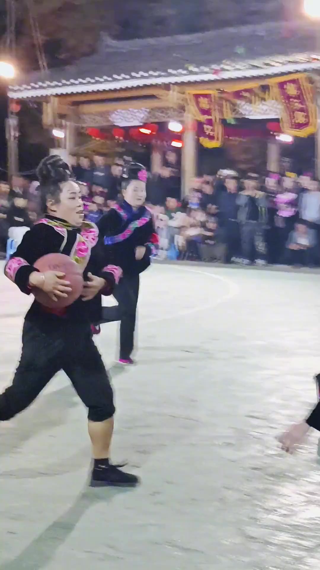 （庙南村选举）庙村女篮冠亚争夺赛 什么？有裁判的？