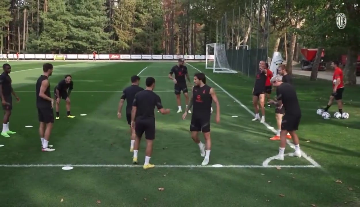 米兰众将今日欢乐的抢圈训练（米兰抢篮板）