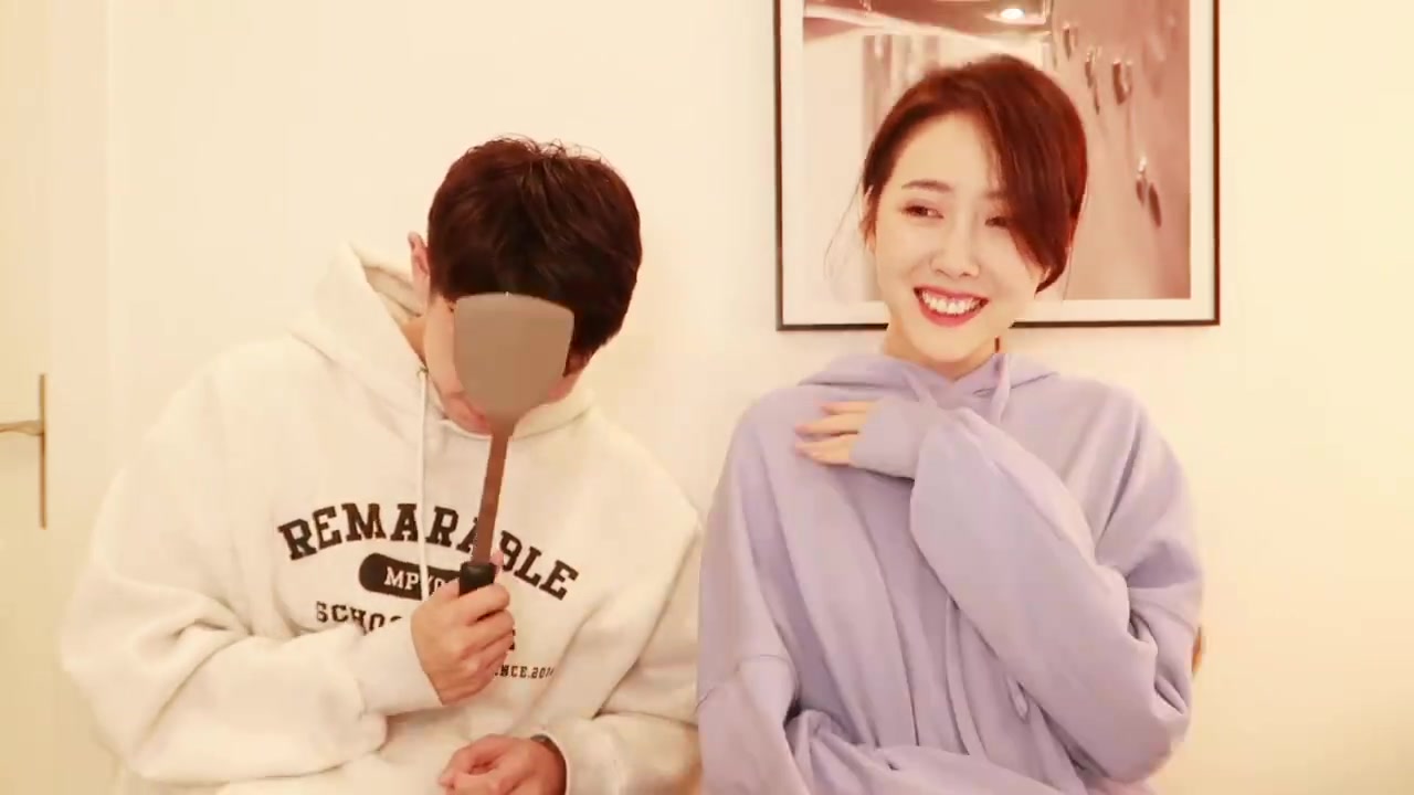 笑喷!奥胖挑战世界上最辣的薯片被辣哭