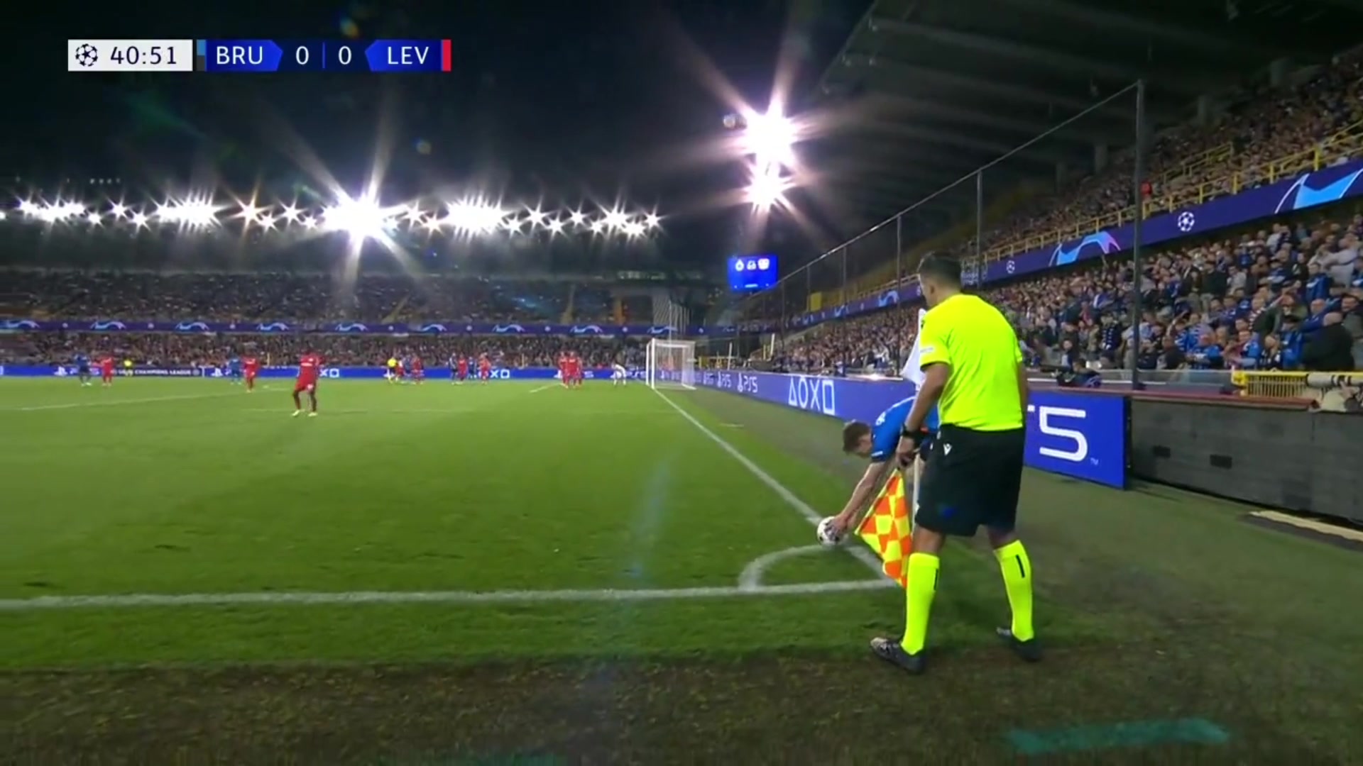 德甲门将又失误了！赫拉德茨基直接把球抱进球门（赫拉德基厉害吗）