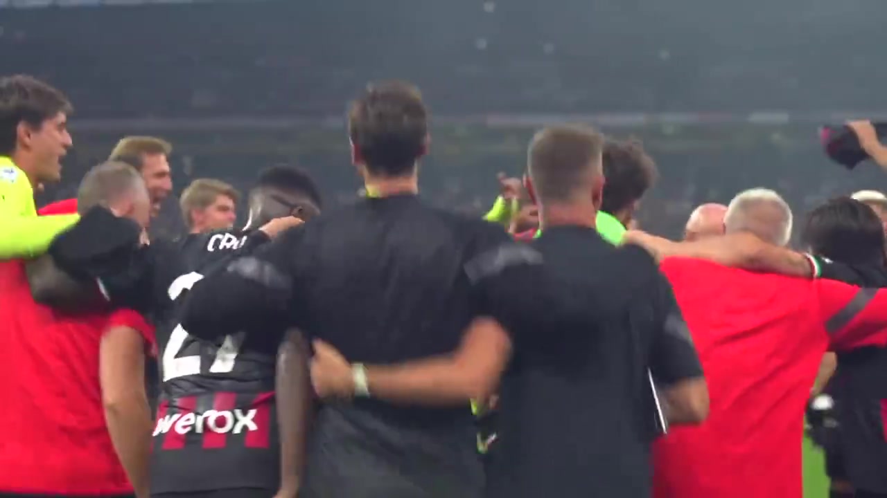 Pioli‘s on fireee！米兰球员们围成一团庆祝（米兰fiba）