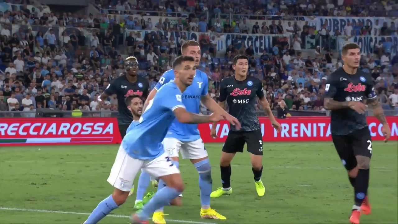 （德隆蒂·韦斯特现状）国外一网友晒德隆蒂-韦斯特沿街乞讨照片 此前曾在马路上被打