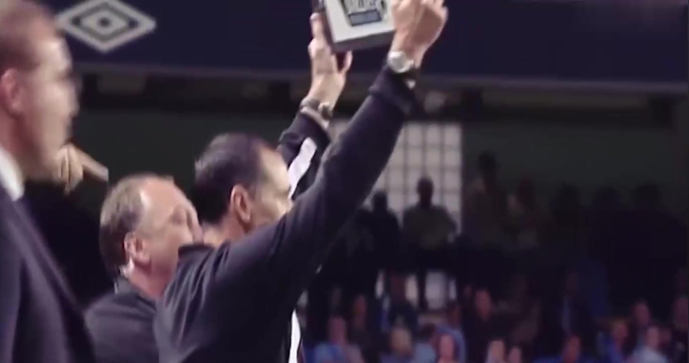 (激动!小伙子们在教室看浓眉绝杀的电影)激动!小伙子们在教室看浓眉绝杀