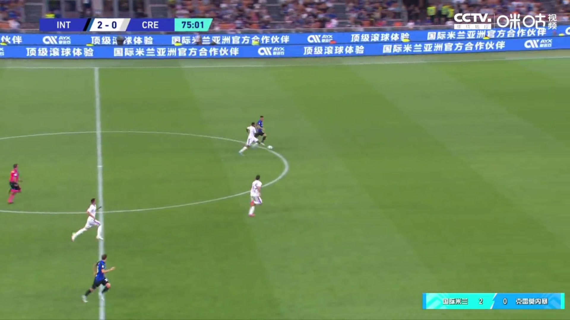 国米三球领先!巴雷拉斜传 劳塔罗单刀球冷静施射得手(高清图:巴雷拉高难度卸球 国米众将集体拥)