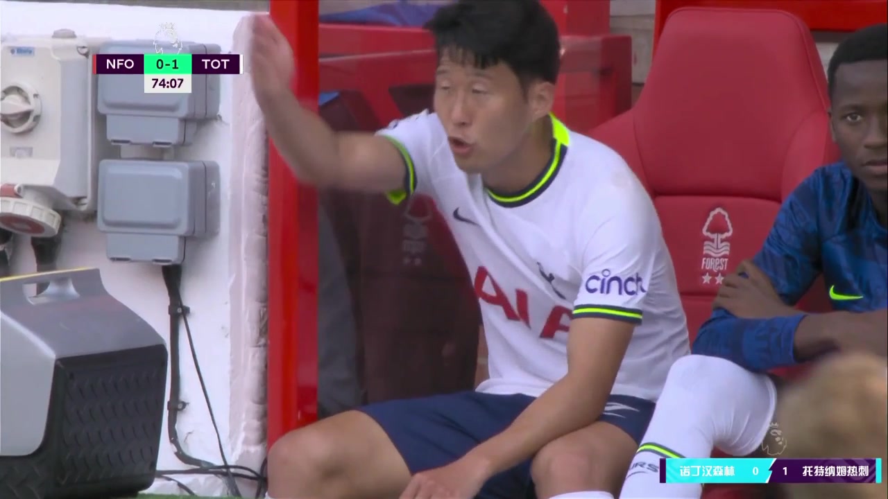 不高兴！孙兴慜被换下不满 替补席指手画脚不停抱怨（孙兴慜怎么不上场了）