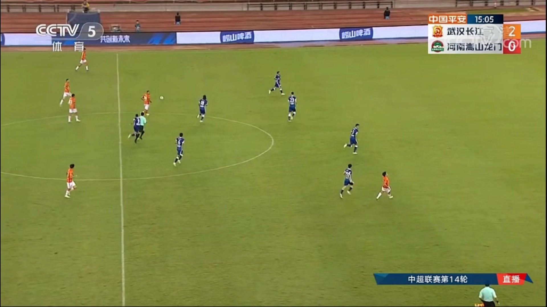 这胆子也太大了！多拉多故意撞翻主裁马宁，被直红罚下（多拉多原型）