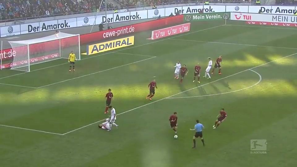 故意的？孙兴慜德甲时期曾被队友埃姆雷詹撞翻（孙兴慜 德甲时期）