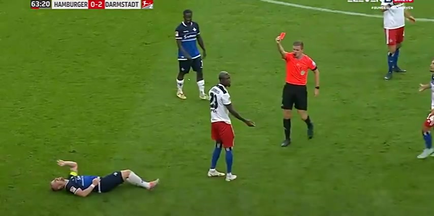 这动作太恶劣！汉堡前锋奥波库报复性踢人（奥vs汉堡）