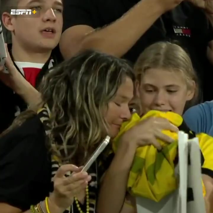 上头！女球迷沉迷吻贝林汉姆原味球衣