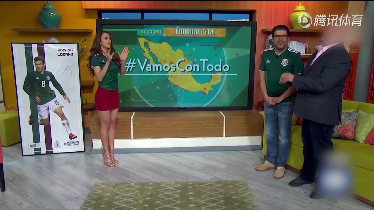 地球最性感天气预报员变球迷 为了国家队甘愿翘臀被踢（最性感的天气预报员）