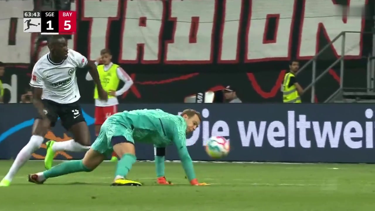 玩火自焚！诺伊尔秀过人反被断 穆阿尼笑纳空门大礼（诺伊尔亲穆勒）