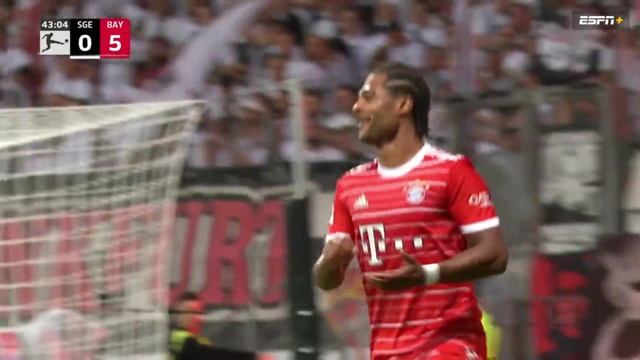 太残暴了！格纳布里低射破门 拜仁半场5-0打哭法兰克福（格纳布里踢中锋）