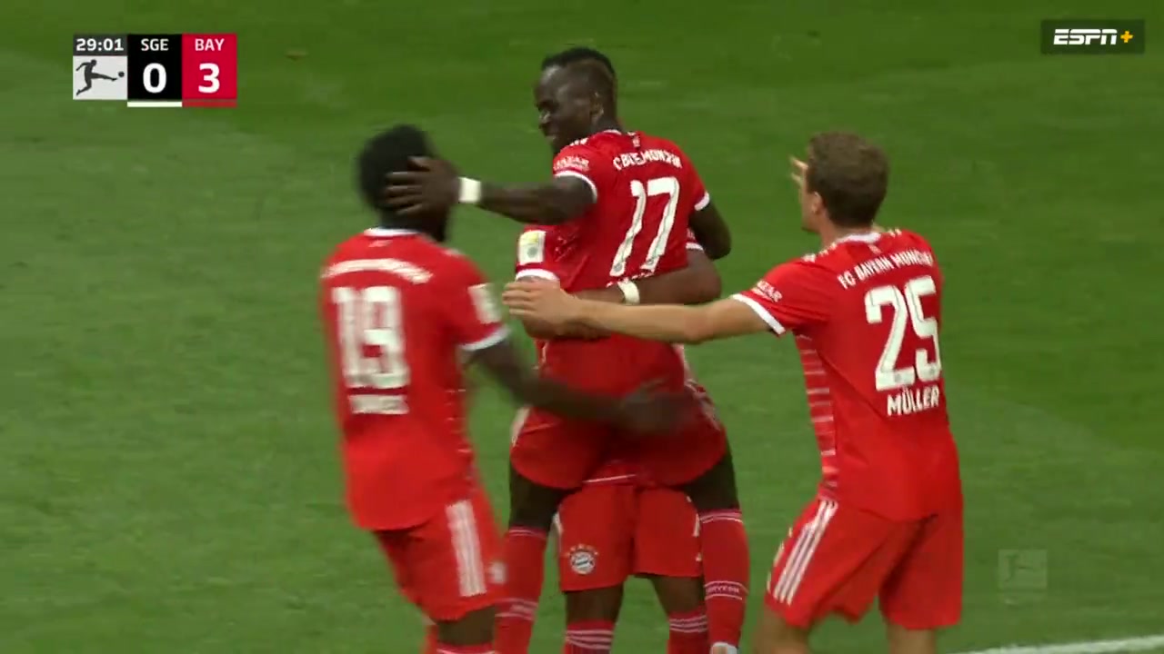 格纳布里传中助攻 马内头球攻入德甲处子球（格纳布里踢中锋）