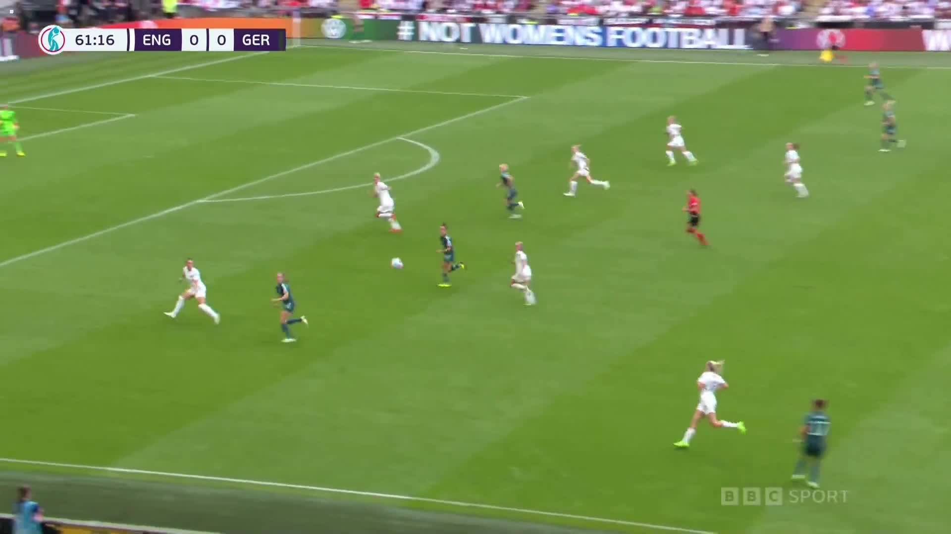 图恩获得单刀球 面对门将冷静挑射破门 英国女足1-0领先（图恩足球队）