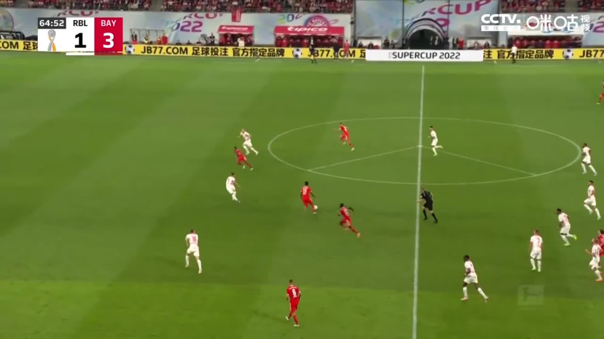 穆勒禁区小角度打门被扑 格纳布里跟上补射得手（gerd穆勒）