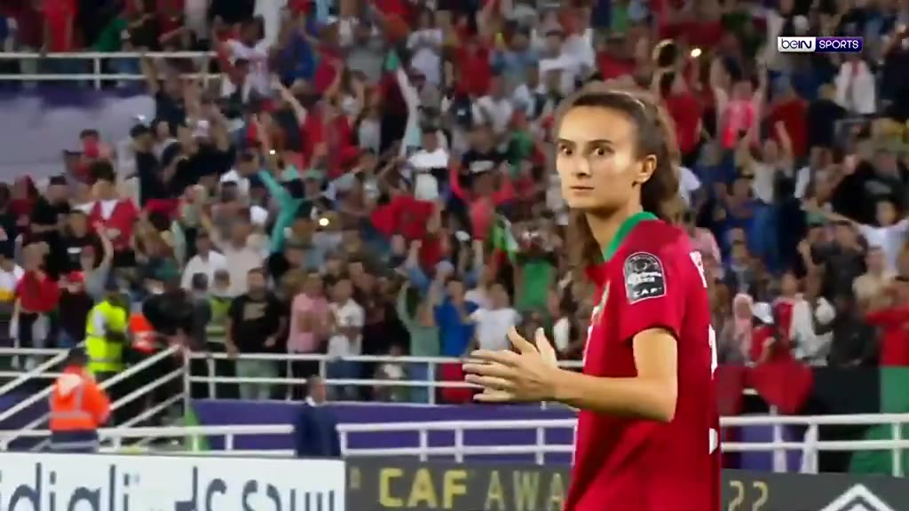 什么,进决赛了?摩洛哥女足球员罚进决胜球后…