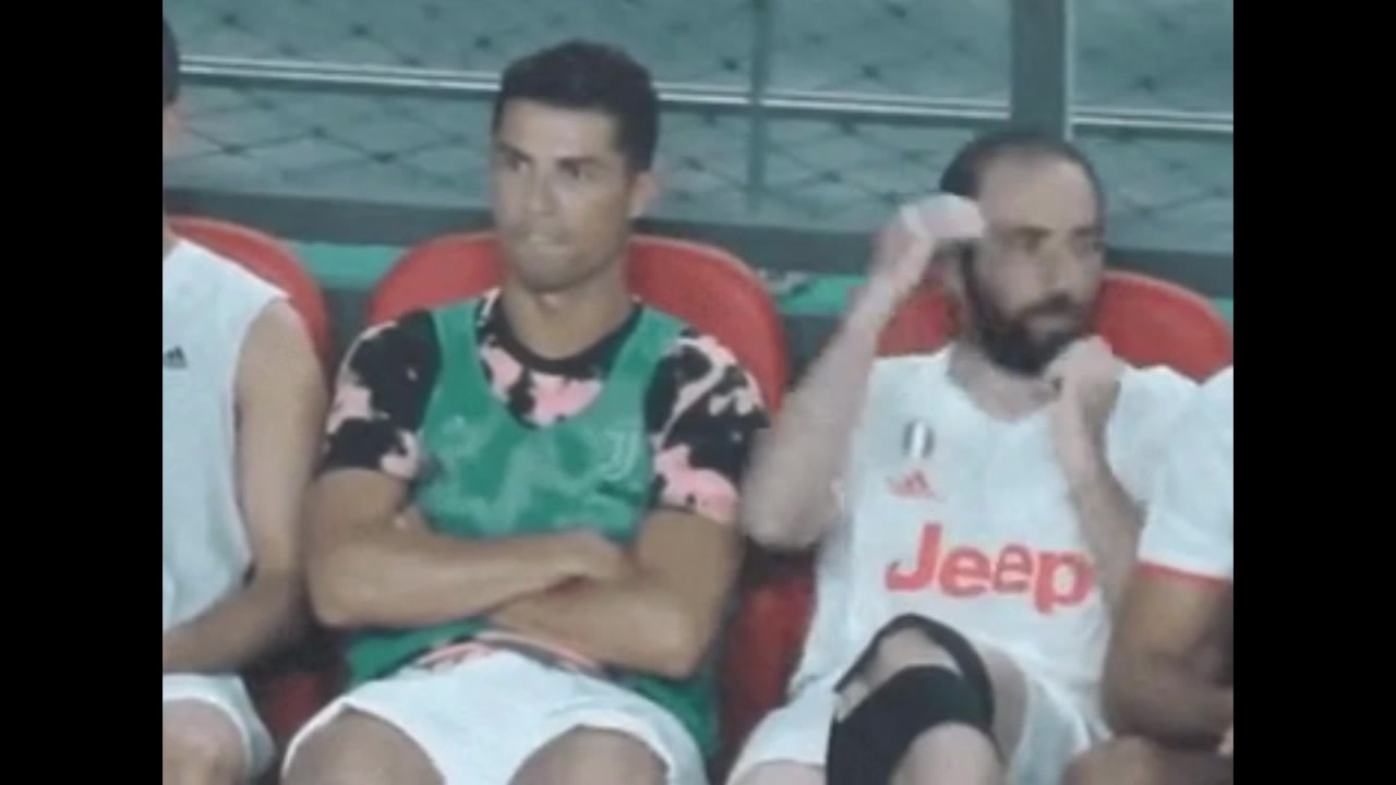 韩国球迷用孔蒂对比C罗：C罗不愿给球迷打招呼后伊瓜因都生气了（韩国足球c罗）