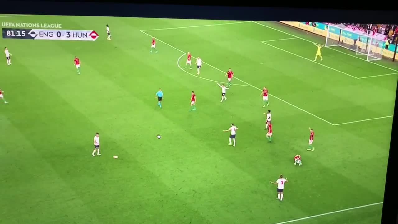 啊这！！！斯通斯比赛中遭遇“碰瓷”