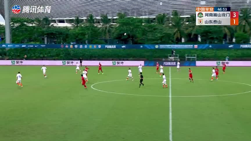 石柯蹬踏多拉多被直红罚下！石柯还向主裁鼓掌（石柯踢什么位置）