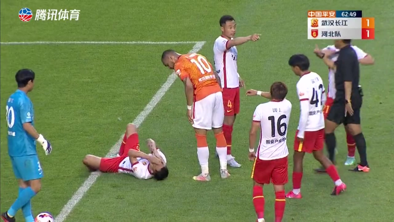 张俊哲捂脸翻滚爆粗口：我X他肘我！（张俊哲怎么了）