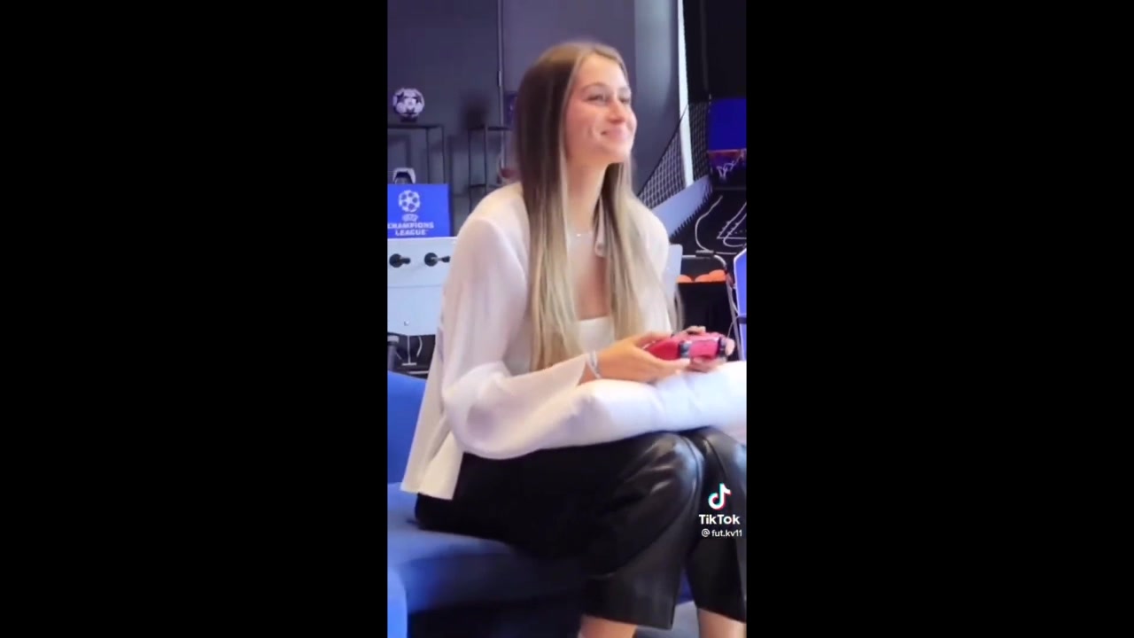 喜欢的类型吗？姆巴佩看阿方索前女友眼神（阿方索和姆巴佩）