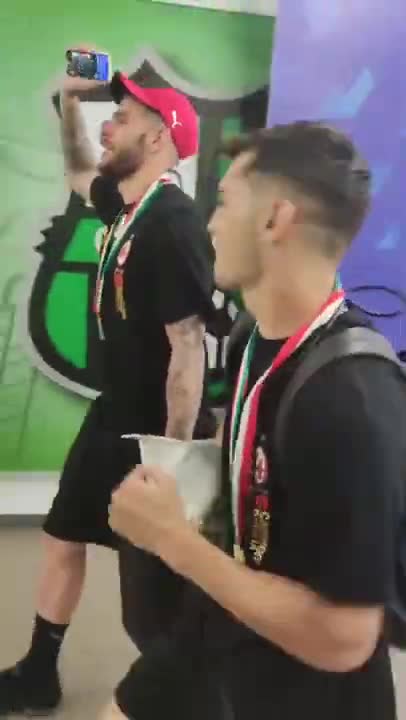 两大活宝！特奥与迪亚斯欢乐庆祝米兰夺冠（特奥和米兰）