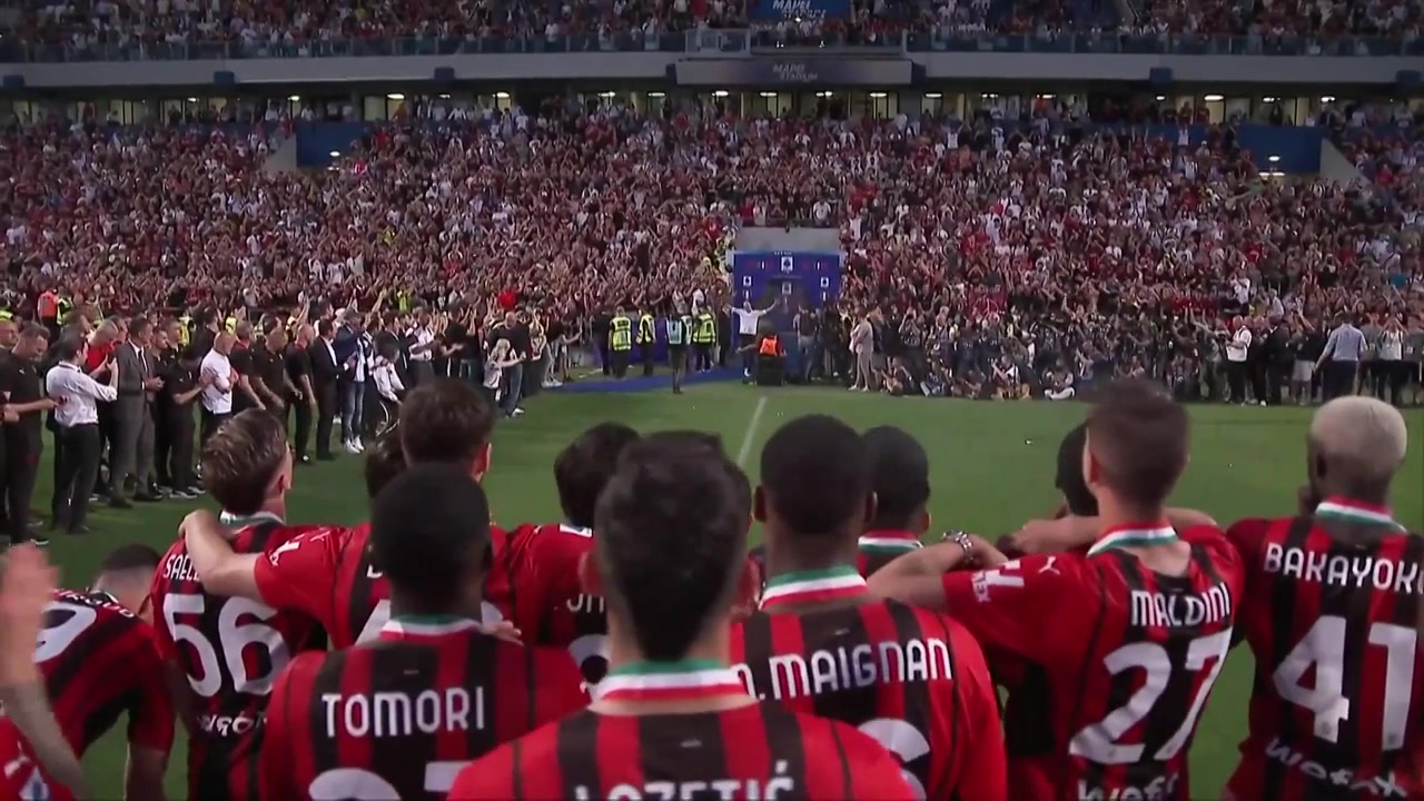 荣耀属于米兰！米兰意甲夺冠颁奖仪式 伊布进场抽雪茄霸气外露（国际米兰意甲冠军颁奖）