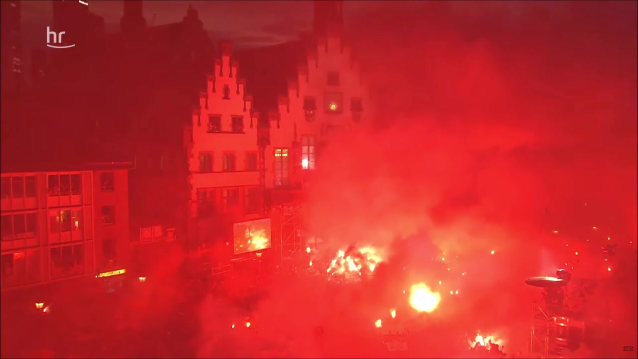 这氛围绝了！法兰克福广场一片火海（法兰克福广场简介）