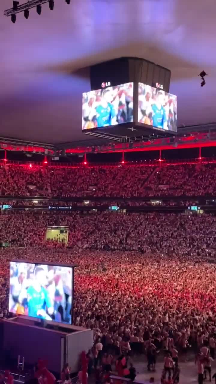 震撼！5万法兰克福球迷在主场 通过大屏幕观看欧联决赛（法兰克福夺冠）