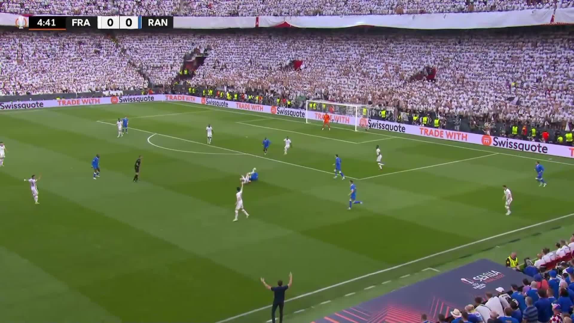 血流不止！欧联杯决赛 罗德遭对手踢中头部，裁判未出牌（欧联杯决赛德赫亚）