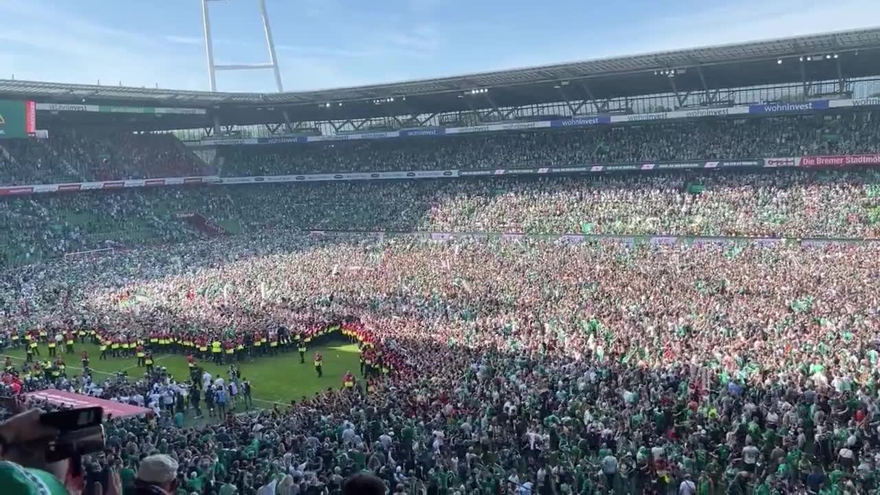 几万人挤在不莱梅主场庆祝（不莱梅球队现在如何）