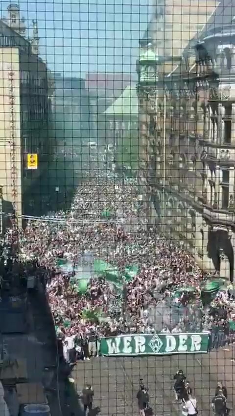 场面震撼！不莱梅球迷庆祝重返德甲（不莱梅门将）