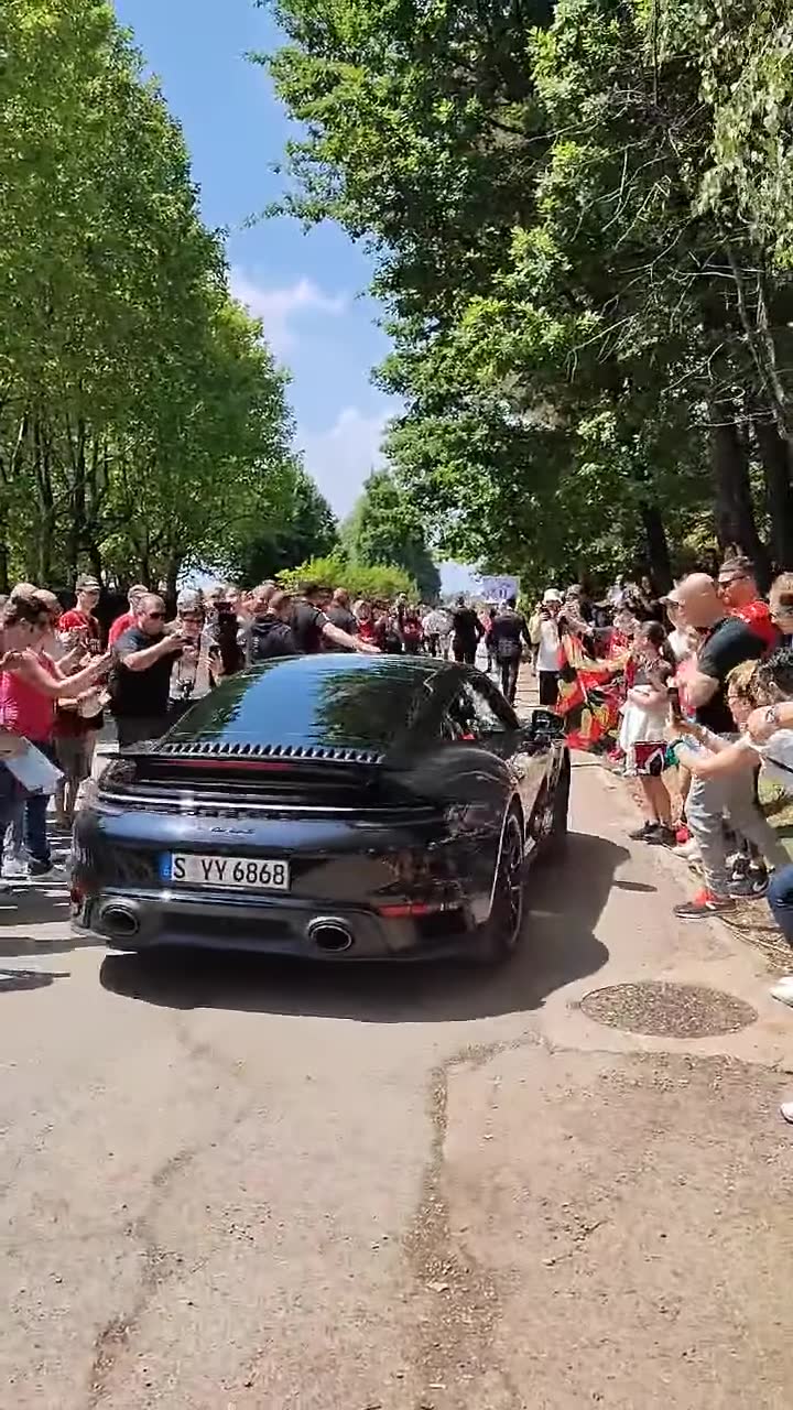 Forza 保罗！米兰球迷为马队助威（米兰马队是谁）