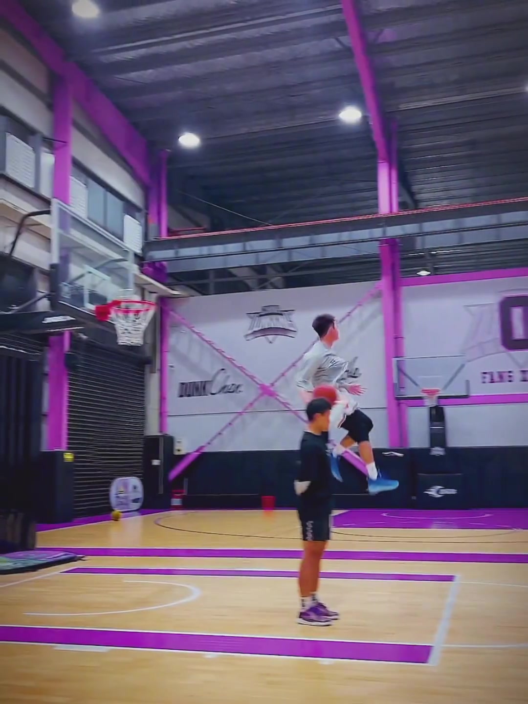 （李和旭扣篮视频）扣篮外卡选手！李和旭这一扣堪称戈登的加强版！