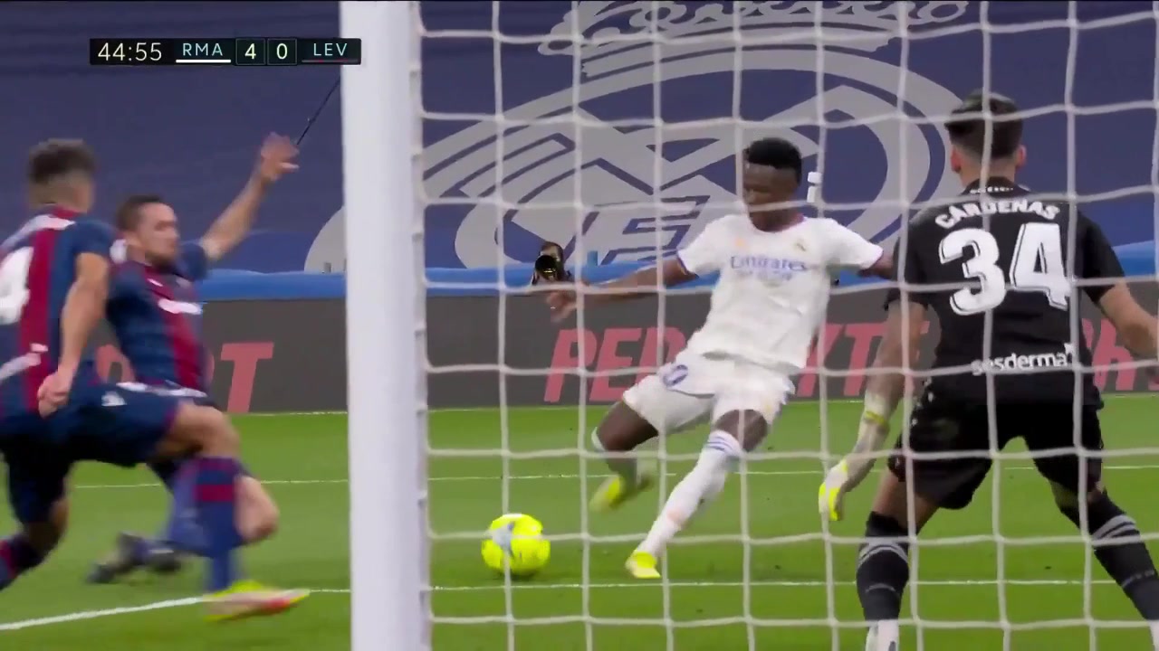 莫德里奇巧妙传球助攻戴帽 维尼修斯小角度破门