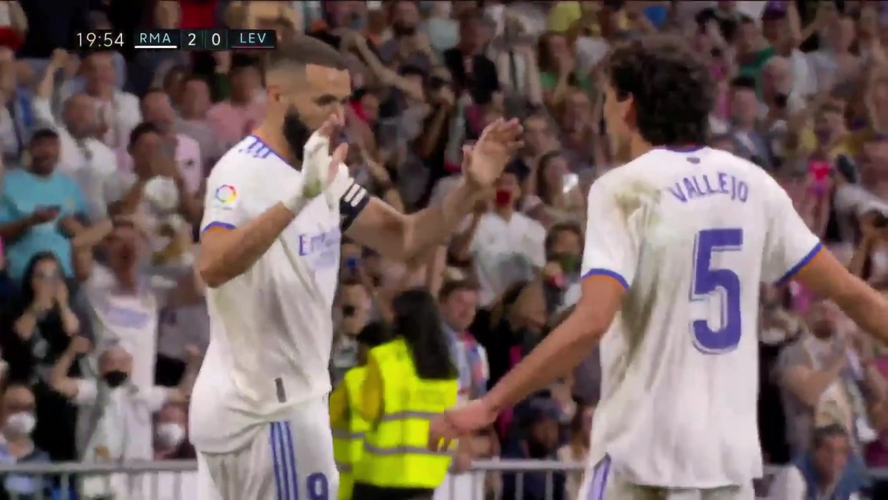 维尼修斯精准传中助攻 本泽马头球破门再下一城