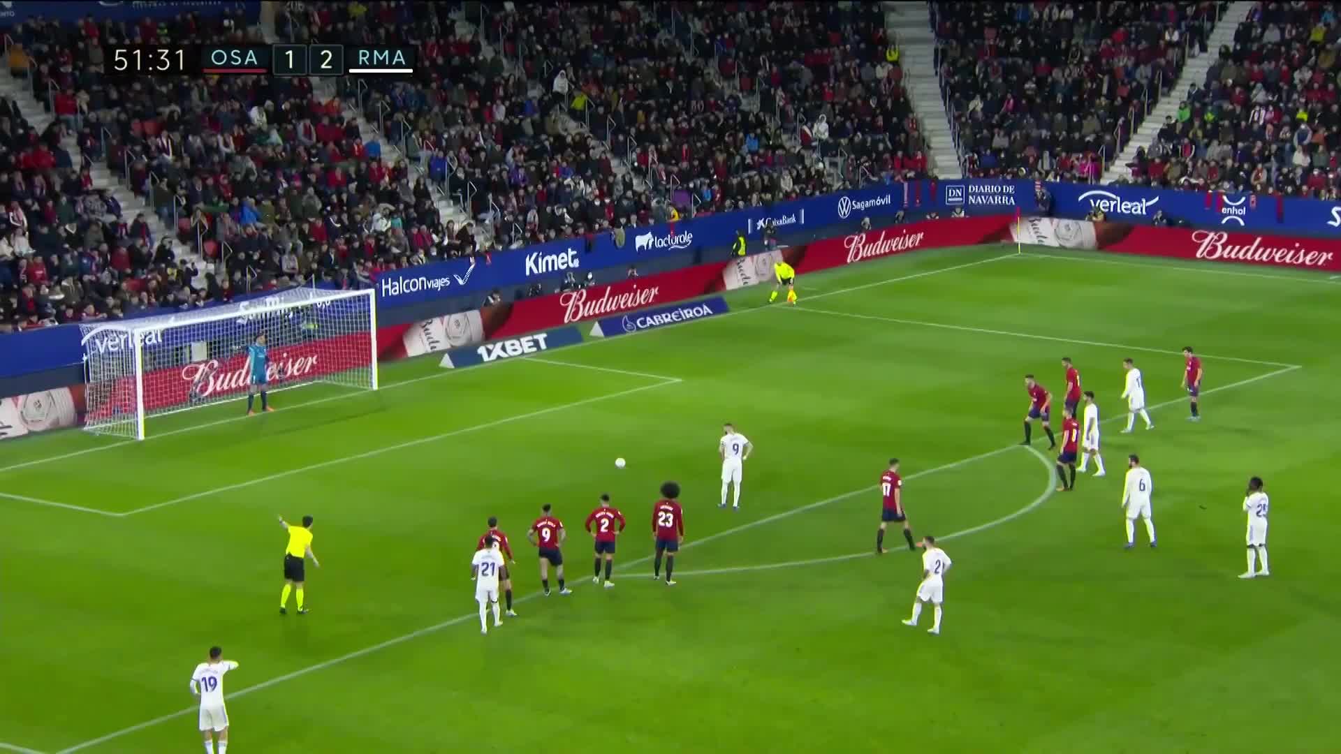 门将神了！本泽马两粒点球均被奥萨苏纳门将扑出（本泽马开场21秒攻破巴萨球门）