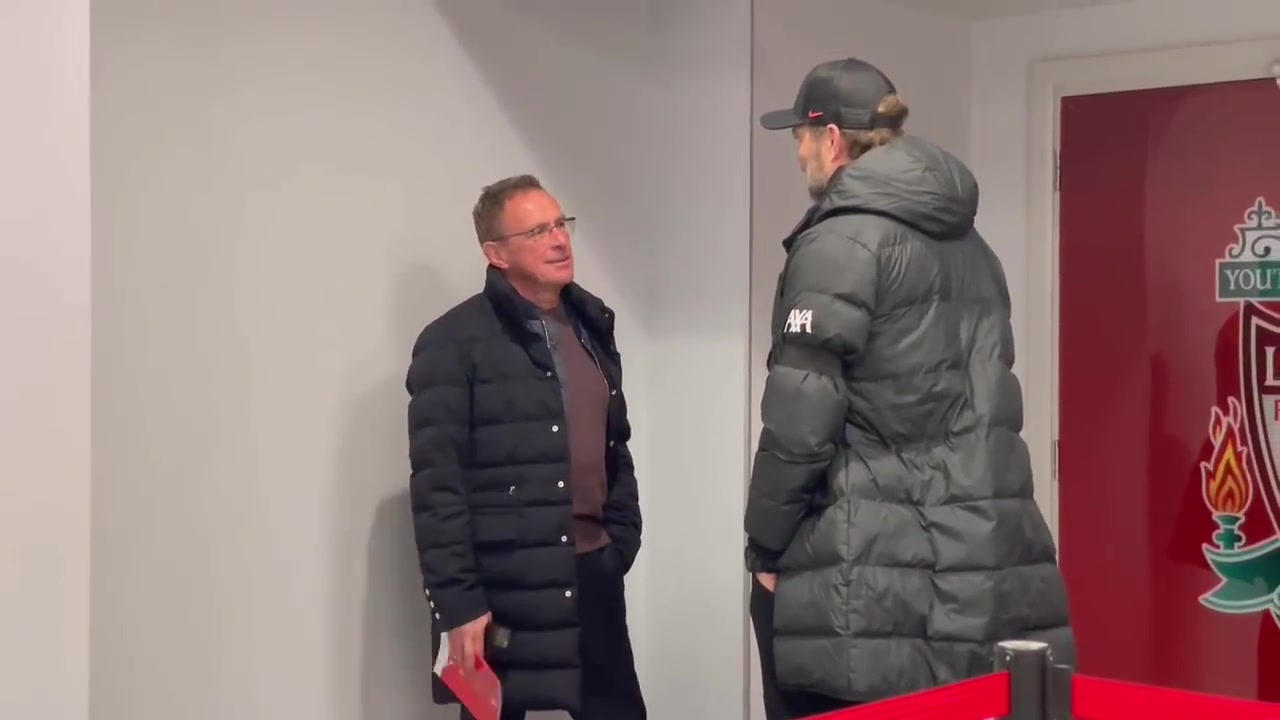 赛后克洛普球员通道安慰朗尼克（朗尼克 克洛普）