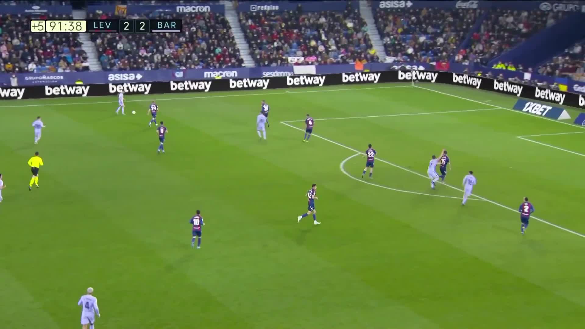 巴萨3-2领先！阿尔巴送助攻 L-德容头球破门绝杀（德容巴萨首球）