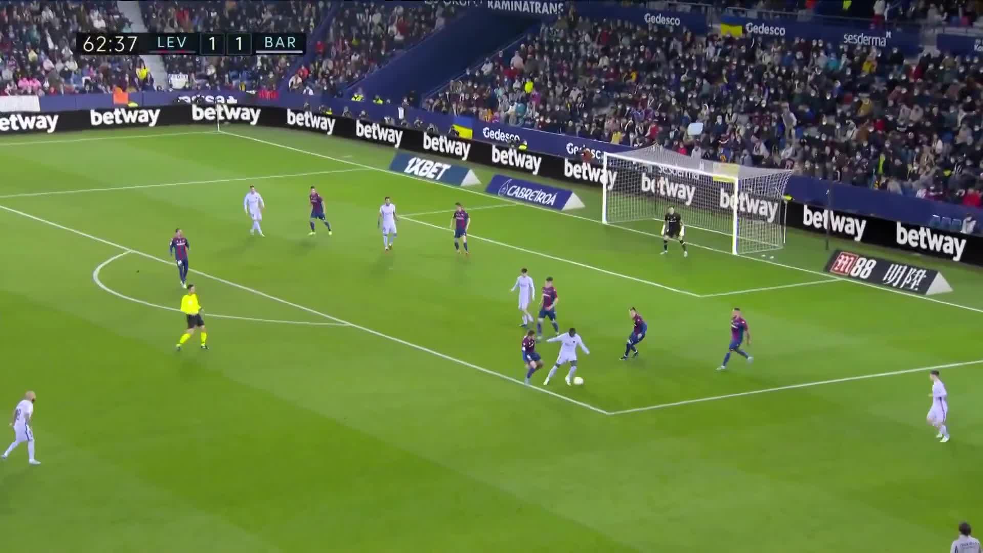 巴萨2-1领先！加维助攻 佩德里劲射破门再下一城（巴萨梯队加维）