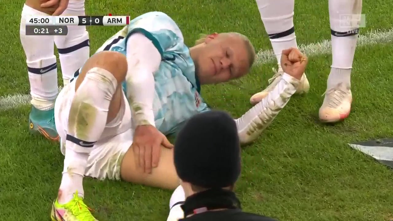 哈兰德脚后跟停球戏耍破门 遭对手凶残放铲痛苦倒地（哈兰德踢球视频）