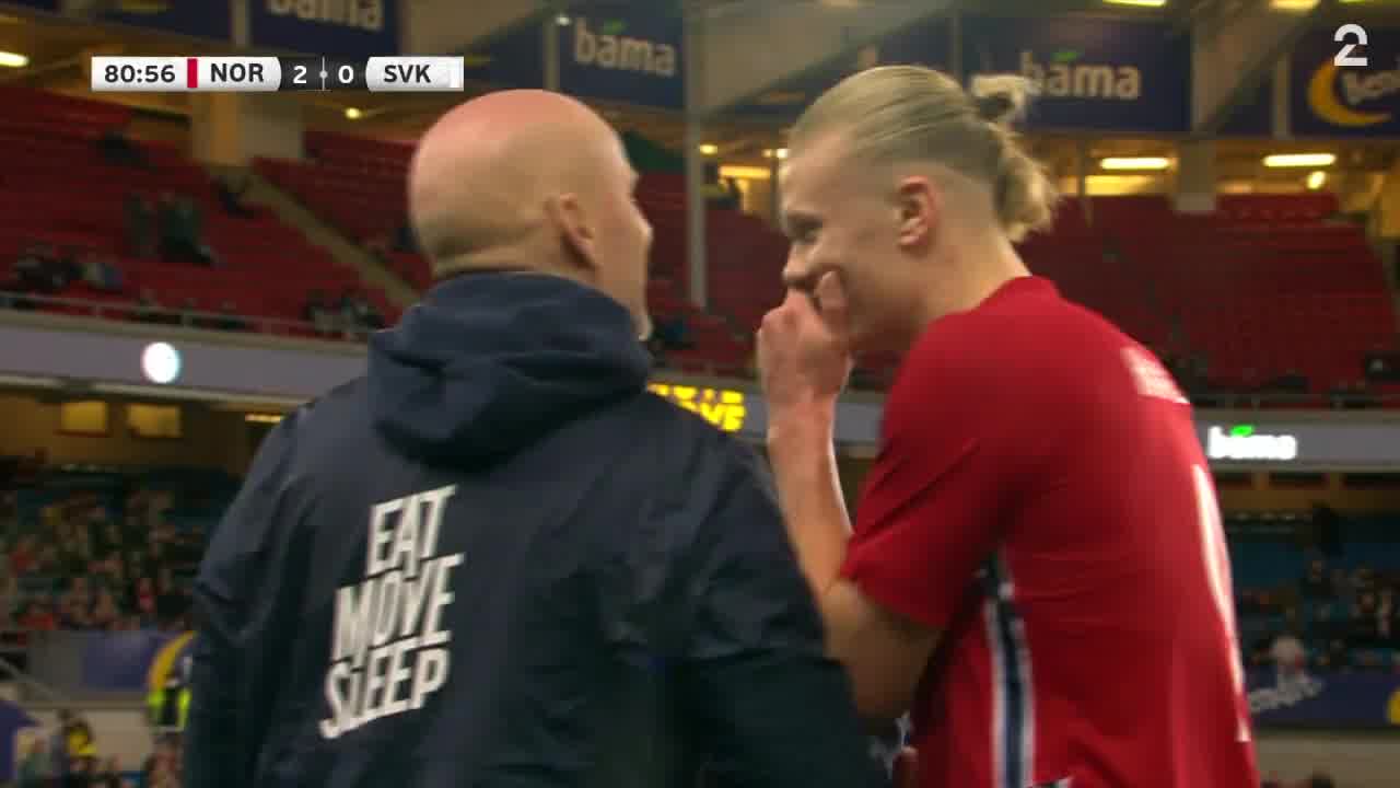 自己都笑了！哈兰德倒钩失败给教练说：就差一点点（哈兰德侧勾）