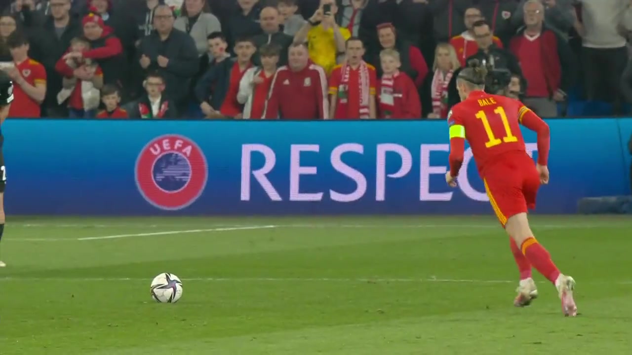 大圣归来！贝尔任意球直挂死角破门 激情滑行庆祝（贝尔任意球集锦）