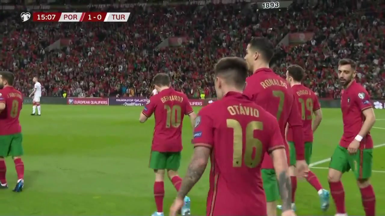 C罗前插回传策动 B席射门中柱奥塔维奥补射破门(c罗打奥谢)