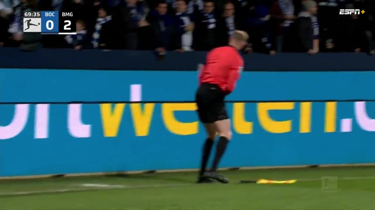 波鸿主场球迷扔杂物砸中边裁后脑 比赛70分钟中断（波鸿主帅）