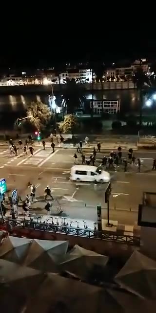 乱了！西汉姆球迷和法兰克福球迷在塞维利亚“打成一片”（西汉姆vs）