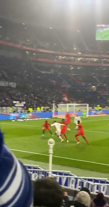 这也太秀了吧！帕奎塔1v3背身穿裆！（这也太秀了吧!帕奎塔1v3背身穿裆图片）