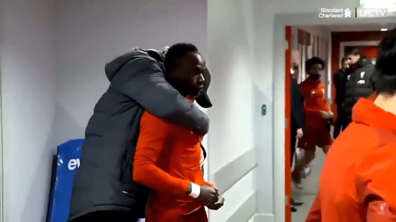 当渣叔祝贺马内却看到萨拉赫这件事…