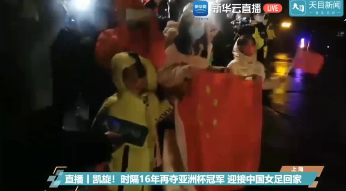 凯旋！球迷酒店门外迎接女足回归，女足姑娘车内热情回应（女足回国球迷热情接机）