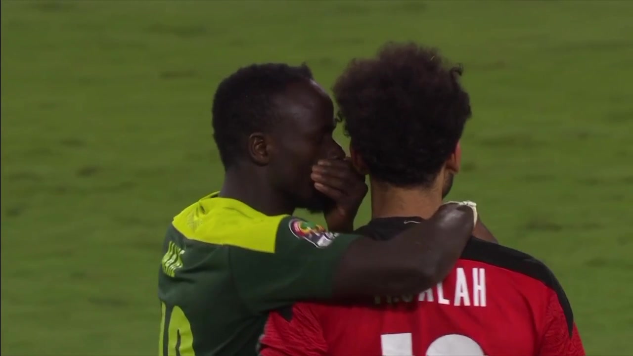 萨拉赫失冠悲伤落泪 俱乐部队友马内送上安慰（萨拉赫离队）